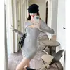 Novo Vestido de Malha com Manga Longa e Um Ombro Outono/Inverno para Mulheres, Cintura Marcada, Estilo Garota Apimentada, Justo ao Corpo, Modelagem Slim, Curto que Valoriza o Corpo