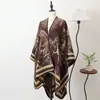 Nuevos Chalecos de Punto Cálidos Europeos y Americanos para Otoño e Invierno, Ponchos Geométricos Divididos Tejidos de Venta Caliente Transfronteriza, Bufandas al por Mayor de Fábrica