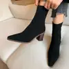 Botas de Cano Curto Femininas Chuyuji 2026 Novo Estilo Francês Salto Alto Camurça Slim Fit Slip-On com Salto Grosso de Grão de Madeira e Bico Fino