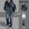 Conjunto de moda outonal masculino: camisa de manga comprida e jaqueta de corte solto combinadas com jeans, um conjunto de duas peças para um look casual e sofisticado