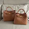 Bolsa de Couro Genuíno de Grande Capacidade com Fivela de Corda de Metal Bolsa de Couro Trançado para Mulheres Bolsa de Mão/Ombro Nova de Comércio Exterior com Laço Grande