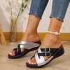 Sandalias de cuña de talla grande para mujer, disponibles en múltiples colores, con un diseño de tira ancha en bloques de color que realza la altura y crea un efecto adelgazante.