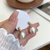 Brincos de Tarraxa Redondos Escovados Foscos de Nicho Design Simples Versáteis de Alta Qualidade Brincos Pendentes para Mulheres Moda Exquisitos Acessórios de Brincos Mais Vendidos
