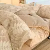 Conjunto de Roupa de Cama de Lã de Leite com Flor em Relevo Tridimensional Grau Mãe e Bebê Conjunto de Quatro Peças Capa de Edredom Plush Espessa Estilo Lençol Estilo Lençol com Elástico