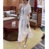 9550 Da Ai Mei Yi Yuan Verão 2026 Novo Vestido Longo Branco com Decote em V, Mangas Curtas e uma Fenda na Barra para um Efeito Emagrecedor