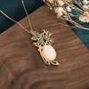 Colgante de Cobre Chapado en Oro Estilo Vintage Chino Cloisonné con Forma de Urraca Emparejado con Colgante de Collar Artístico Clásico de Jade Sintético Hetian