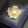 Broche elegante y sencillo de flor de begonia con doble capa de oro galvanizado, broche de flor de cerezo a juego con perlas, accesorio para abrigos de mujer.