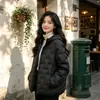 Jaqueta de Algodão com Capuz Leve e Solta Outono/Inverno 2026 Feminina Estilo Curto para Baixinhas Moda Plus Size Roupa de Exterior Casual