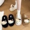Pantuflas de felpa con dibujos animados para mujer, nuevo estilo otoño/invierno para usar al aire libre, 2026, de punta abierta, temática de gato, pantuflas de algodón de suela plana para uso en interiores