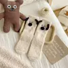Calcetines de terciopelo de coral bordados de dibujos animados al por mayor lindos perro tridimensional calcetines cálidos para el hogar calcetines de tubo grueso para mujer