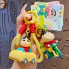 Llavero de Muñeca Dinámica Dimensión Pequeña Crayon Original Colgante Pequeño Llavero para Mochila Escolar de Pareja Colgante Pequeño Regalo