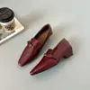 Otoño/Invierno 2026 Mocasines Retro de Punta Cuadrada con Tacón Grueso Zapatos de Commuting para Mujer Planos Elegantes sin Cordones Hebilla de Cuero Zapatos Pequeños de Cuero