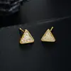 Brincos triangulares cravejados de zircônia para homens, requintados, compactos, modernos e versáteis, acessórios de luxo leve estilo coreano de alta qualidade para mulheres
