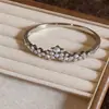Pulseira de Fivela Geométrica de Zircônia Europeia e Americana Transfronteiriça Levemente Luxuosa de Alta Qualidade Exquisita Anel de Mão Temperamento Retrô Joia de Mão Versátil para Mulheres