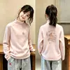 2026 Ropa de Otoño/Invierno para Niñas Estilo Alemán Forro Polar Superior Camiseta Elegante de Manga Larga para Niños Medianos a Grandes Capa Base Cuello Alto Ropa Interior de Moda