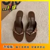 Zapatillas Elegantes Versátiles de Suela Suave Estilo Maduro 2026 Nuevas de Verano Nicho Elegantes Sandalias de Tira con Remaches Metálicos para Mujer