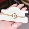 Pulsera Geométric Ovalada de Imitación de Concha con Corazón de Circonia Europea y Americana Chapada en Oro Real de 18K Joyería de Mano Elegante de Nicho de Gama Alta para Mujeres