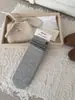 Calcetines versátiles de otoño para mujer, con rayas verticales anti-pilling, hasta la pantorrilla, serie de color café 'ins' estilo coreano, calcetines apilados con botón de madera salvaje