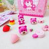 Lindo borrador de bolsa ciega con forma de oso de fresa de dibujos animados, diseño de anime 3D, tridimensional, extraíble, similar a la piel, regalo de papelería para niños y estudiantes.
