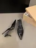 Primer Encuentro: Sandalias elegantes de punta dorada estilo francés de nicho, zapatos de hada, nuevos tacones de punta alta primavera-verano 2026
