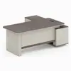 Escritorio ejecutivo pequeño con un toque de lujo y sofisticación, con un gabinete lateral, adecuado para gerentes, y diseñado para un entorno de oficina minimalista y moderno.