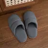 Pantuflas de tela para pareja para uso en casa, aptas para todas las estaciones, silenciosas, pantuflas de piso simples estilo japonés, antideslizantes, pantuflas con suela suave como una nube