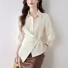 Foto Real da Silhueta Cruzada 2025 Primavera & Outono Novo Estilo Azul Lago, Blusa Fina Damasco para Mulheres, Camisa com Botões Assimétricos