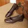 Sapatos de boca rasa 2026 moda versátil novo sola macia verão casuais adequados sapatos de couro mãe confortáveis sapatos femininos