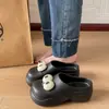 Zuecos blancos modernos antideslizantes de suela gruesa para mujer, nuevas zapatillas cerradas de verano 2025 para exteriores que aumentan la altura