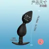 Usando um Plug Anal de Silicone com Bolas de Aço para Expansão Anal, um Dispositivo Adulto para Homens e Mulheres Usarem ao Sair