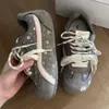 Bonitas zapatillas de entrenamiento alemanas de punta redonda con diseño de manchas, zapatillas blancas de suela plana para mujer, nueva colección de otoño 2026, zapatillas casuales versátiles