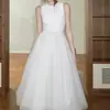 Vestido largo de malla blanco puro con cuello redondo, sin mangas, cintura ceñida y lazo