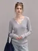 Este principio de otoño, una camiseta de manga larga con cuello en V es imprescindible. Es una prenda elegante y favorecedora para mujer, un nuevo diseño 2026 que estiliza y tiene una estética inspirada en Corea.