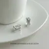 Estilo Minimalista, Pendientes de Aro Cruzados Pequeños y Exquisitos Incrustados con Circonitas, Diseño de Nicho con un Toque de Lujo, Versátiles para el Uso Diario