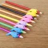 Directo de fábrica silicona estudiantes toman pluma para corregir postura al escribir agarre de pluma set de plumas pequeño delfín enderezador de pluma