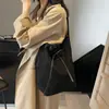 Bolsa Saco de Camurça Vintage para Mulheres Novo Modelo 2025 Bolsa de Ombro de Luxo Leve Bolsa Transversal Fashion