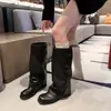 Botas de cano alto com sola grossa pretas de alta moda, novo modelo outono 2026, couro macio, bota calça slip-on bico redondo retrô Maillard para mulheres