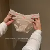 Bragas de encaje estilo japonés con un lazo, con un diseño calado, una estética juvenil y romántica, y un ajuste fino que realza la figura en blanco