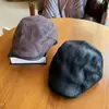 Boné Estilo Japonês Ins Gradiente Camurça Aba Reta para Mulheres, Novo Estilo de Rua Outono e Inverno Versátil Personalidade Boné de Jornaleiro Que Faz o Rosto Parecer Menor