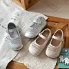 Sandalias Cómodas para Niñas 2026 Verano Nuevos Zapatos de Princesa Huecos Suaves para Niños Tejidos de Playa Abiertos de Punta Zapatos Individuales Modernos