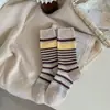 Meias Casuais Retrô de Algodão com Blocos de Cor e Listras, Comprimento Médio, Quentes e Confortáveis para Uso Externo no Outono e Inverno, Meias Largas, Meias Longas, Que Absorvem a Umidade