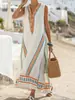 Vestido maxi listrado sem mangas com decote V em estilo étnico para mulheres. Caimento solto, respirável e com toque de algodão e linho, perfeito para um look casual e confortável de férias.