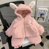 Conjunto de outono e inverno para meninas, forrado com fleece, novo estilo 2026, roupas da moda para crianças em lã de cordeiro, conjunto de inverno espesso para bebês, conjunto de duas peças