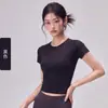 Top de yoga feminino com inserções em mesh, de manga curta, moderno e versátil, acinturado, modelador, de secagem rápida, respirável e que não causa suor.