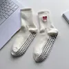 Calcetines de Yoga Rojos Ankela para Mujer, Calcetines Deportivos Antideslizantes de Pilates de Caña Media con Lazo Bordado para Gimnasio y Suelo