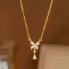 Collar de Acero de Titanio Dongguan para Mujer con Colgante en Forma de Corazón de Diamante Rosa Microincrustado, Cadena para Clavícula Versátil y de Moda Chapada en Oro de 18 Quilates