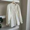 Camisa texturizada com babados de renda estilo francês 2026 para mulheres, com decote V, gola de renda, mangas bufantes, mangas tipo lanterna e silhueta evasê, com caimento solto