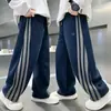 Roupas Infantis Calça Esportiva Listrada com Fita para Meninos Primavera 2026 Nova Calça Casual de Perna Reta Infantil para Crianças Maiores Calça Solta Transfronteiriça