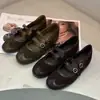 Sapatos Mary Jane estilo retrô 2026 com fivela dupla, bico redondo em patchwork, sola macia, confortáveis e com design de corte baixo.