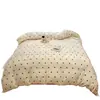 Juego de ropa de cama de cuatro piezas de terciopelo de leche, nuevo estilo 2026, diseño de lunares, juego de sábana y funda de edredón de vellón de coral para invierno